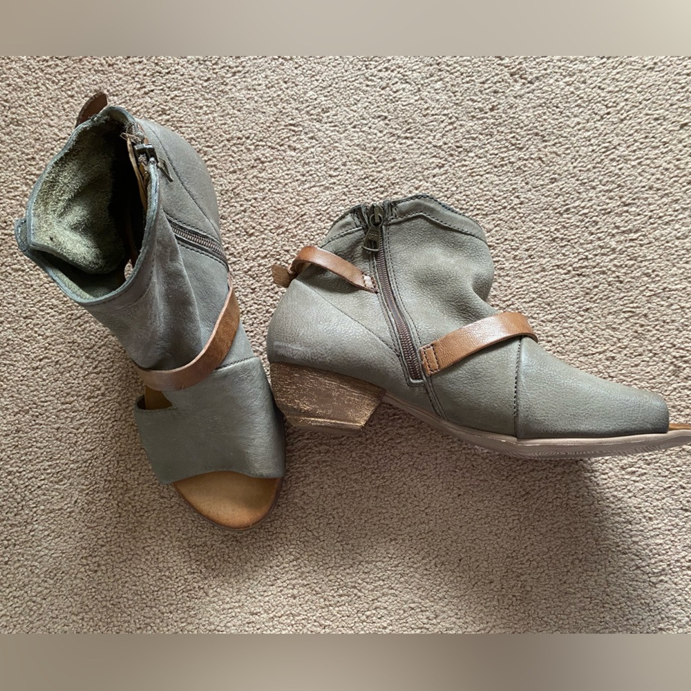Brand new Miz Mooz Bootie Sandal Blue/grey w/light brown cross straps size 41.